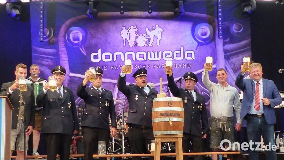 Nachdem Bürgermeister das erste Fass Bier angestochen hat, stößt man aufs Gelingen des Fests an (von links): Georg Böhm (Winklerbräu Lengenfeld), Markus Blomenhofer, Tobias Maag, Stefan Kuhn, Tobias Lang (Jubelwehren Pfaffenhofen und Kastl), Tobias Hueber (Braumeister vom Winklerbräu aus Kastl) und Bürgermeister Stefan Braun. Bild: jp