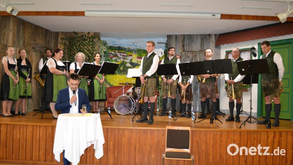 Pfarrgemeinderatssprecher Karl Kiesl würdigte das Wirken des Pfarrers in der Gemeinde Pirk und bedankte sich im Namen aller kirchlichen Gremien für die gute Zusammenarbeit und das offene Ohr. Bild: kki