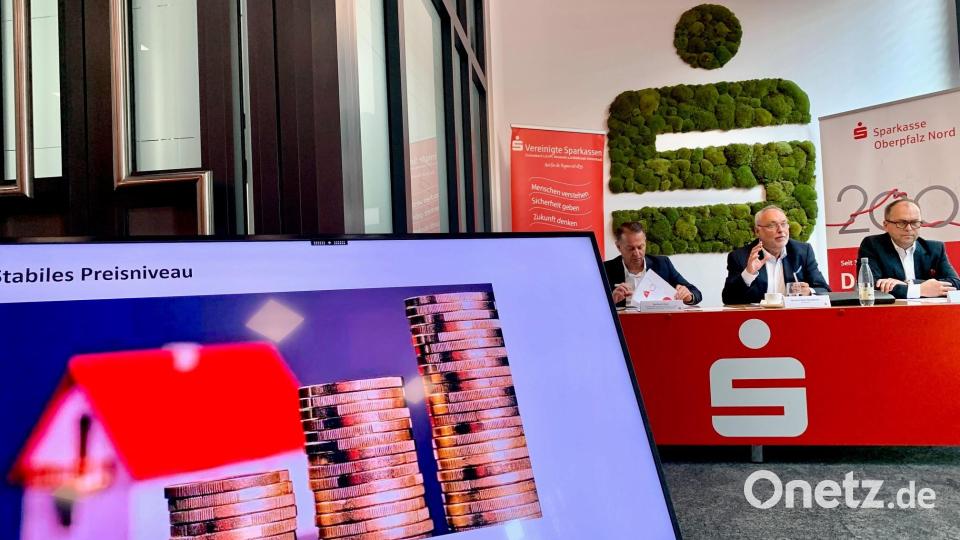 Gerhard Hösl, Heinz-Peter Hungbaur und Hans-Jörg Schön (von links) informieren beim Pressegespräch in der Sparkasse Neustadt/WN über die Entwicklung am Immobilienmarkt. Bild: Gabi Schönberger