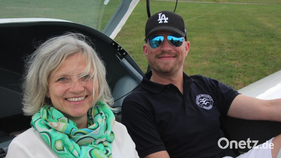 Freude pur herrschte bei Barbara Kraus aus Ottengrün nach ihrem halbstündigen Flug. Pilot Sebastian Hackl freute sich mit. Bild: kro