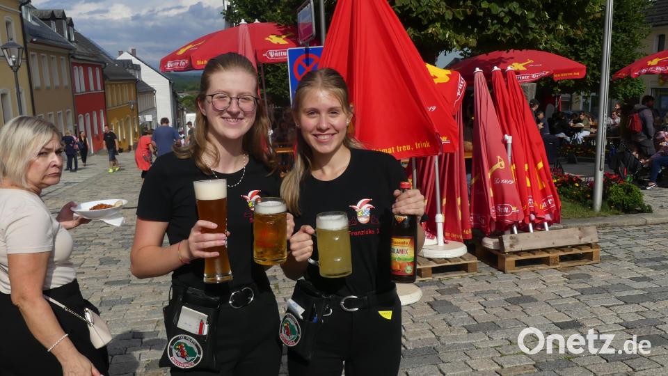 Als Durstlöscher sind die Mädchen der Faschingsgarde unterwegs. Bild: rn