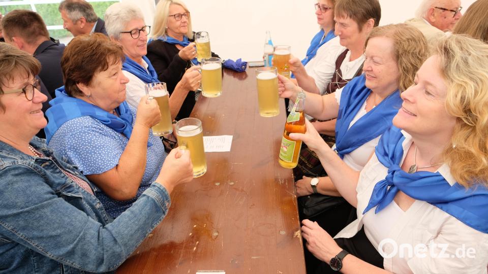 Auf eine gute Zukunft prostet sich der Katholische Frauenbund Oberbibrach zu. Bild: do