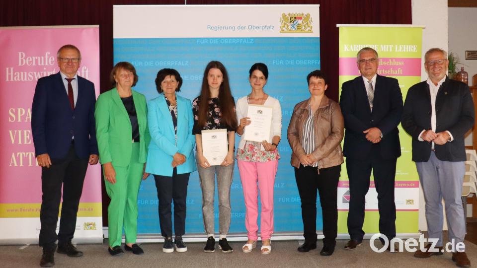 Elisabeth Legat (Tirschenreuth, Fünfte von links) und Gillian Höhle (Marktredwitz, Vierte von links) bekamen ihre Abschlusszeugnisse. Bild: Regierung der Oberpfalz/exb