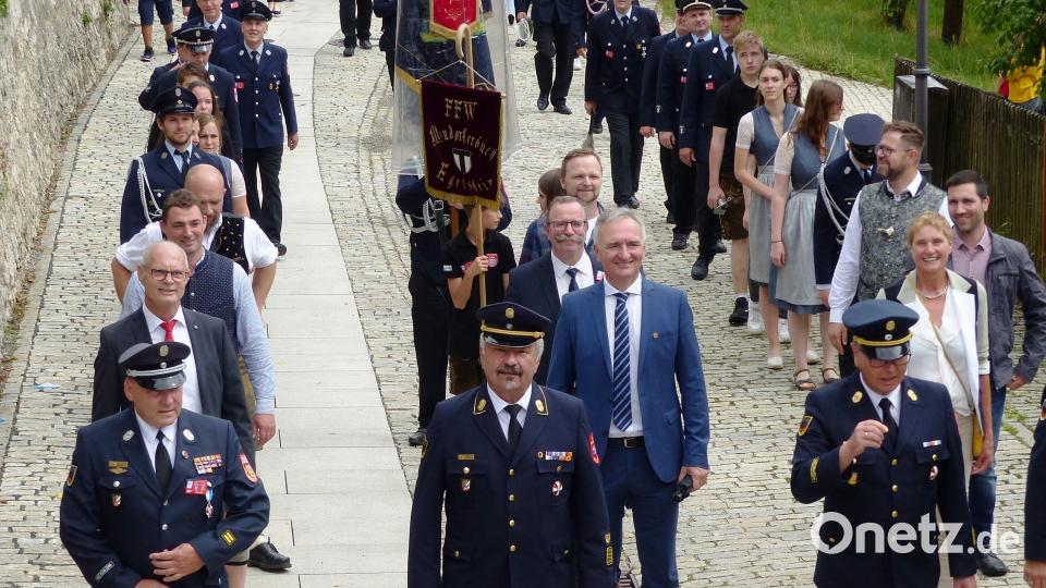Festzug- die Prominenz der Landkreis Feuerwehr im Gleichschritt mit der politischen Prominenz. Die beiden Landräte- Stefan Braun li. und Richard Reisinger re- freuten sich sichtlich über den Begegnungsverkehr des Festzugs auf der B 299 Bild: jp