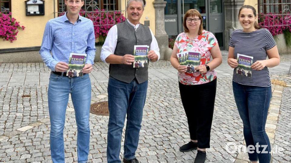 Die Jugendbeauftragten Hannes Gilch (links) und Anna Balk (rechts) haben mit den Vereinen wieder ein umfangreiches Ferienprogramm erarbeitet, das sie an Bürgermeister Andreas Wutzlhofer (Zweiter von links) überreicht haben. Bei Vorzimmersekretärin Annette Helgert laufen die Fäden im Rathausbüro zusammen. Bild: dob