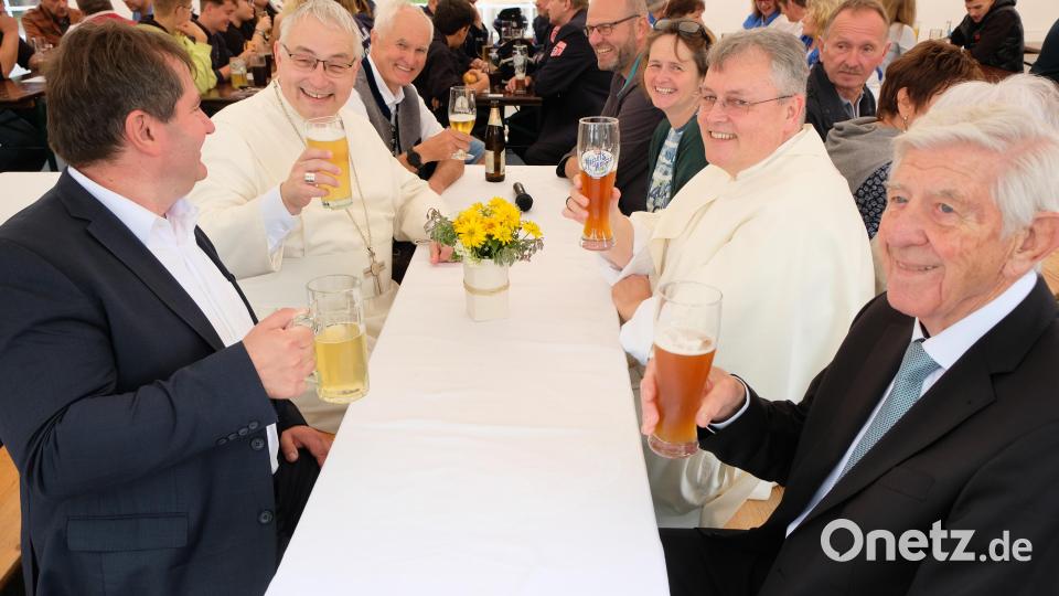 Gut gelaunt jubilieren auch Bürgermeister Alexander Goller, Abt Hermann Josef Kugler und Kirchenpfleger Robert Biersack (von links), Ehrenbürger Adolf Meier, Ortspfarrer Pater Adrian Kugler und weitere Gäste (von rechts). Bild: do