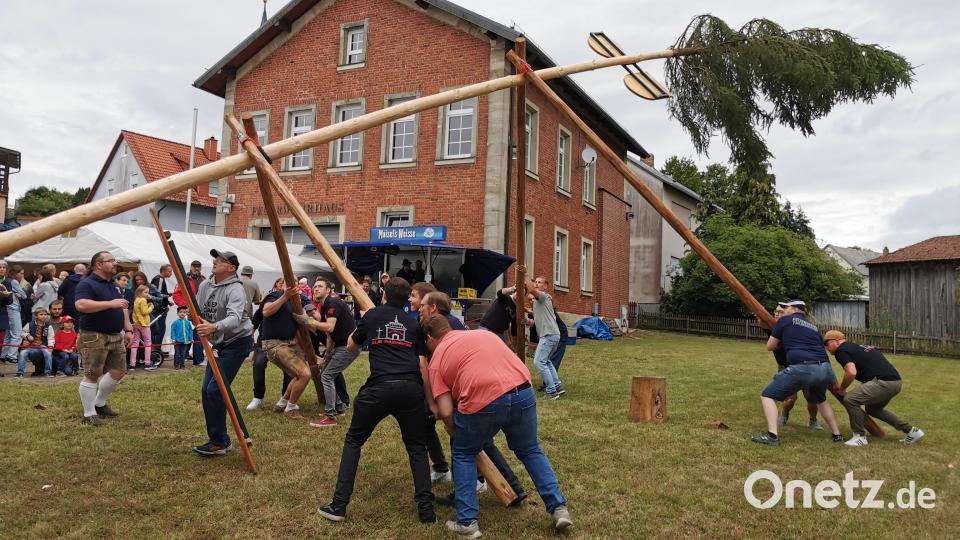 Fachgerecht mit Schwalben wird der Kirwabaum in die aufrechte Position gebracht. Bild: hzi