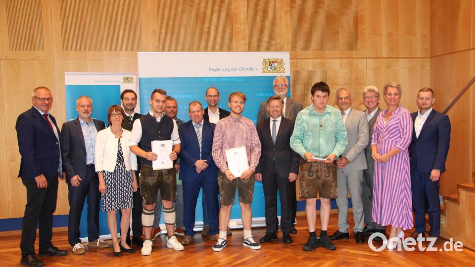 22 Absolventinnen und Absolventen legten erfolgreich ihre Prüfungen für den staatlich anerkannten Ausbildungsberuf &quot;Landwirt&quot; ab. Prüfungsbeste waren Michael Schreyer, Jermias Wagner und Florian Männer (vorne, von links, mit Urkunden). Bild: prh