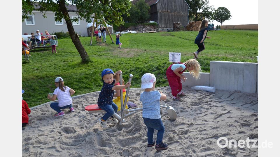 Kinder buddeln Schätze aus dem Sand. Bild: gi