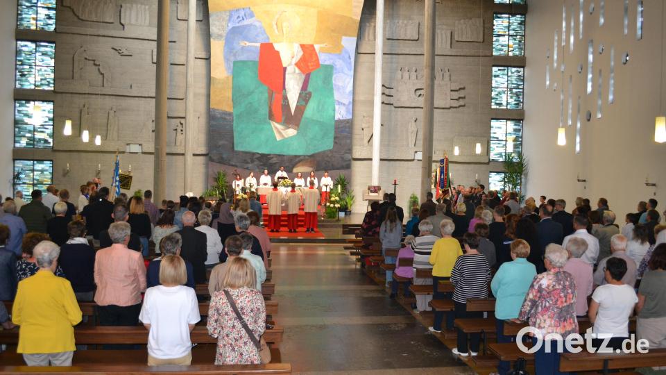 Fahnenabordnungen und Vereinsvertreter, viele Gläubige und Kinder waren gekommen, um in einem feierlichen Gottesdienst Abschied von ihrem Seelsorger Pfarrer Jaison Thomas zu nehmen. Bild: kki