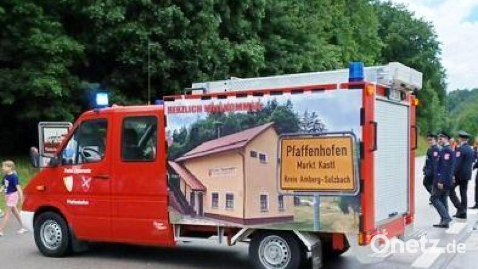 Das Feuerwehrauto der FFW Pfaffenhofen mit einem Bild des Feuerwehrhauses auf der Kastler Badbrücke war der Umkehrpunkt für den Festzug zum Festzelt. Bild: jp