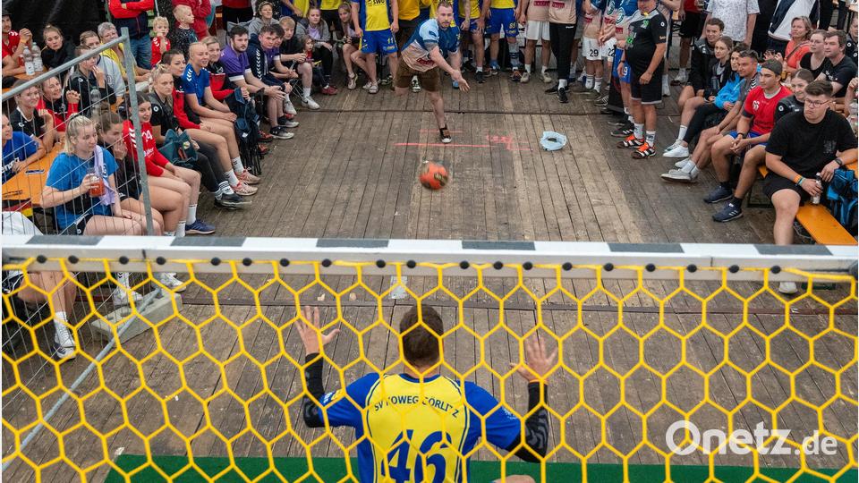 Lukas Rohne (Nummer 46, im Tor) war der Matchwinner für die Görlitzer. Erst verwandelte er den letzten Siebenmeter seines Teams und hielt anschließend den entscheidenden Wurf. Bild: Guenter Uschold