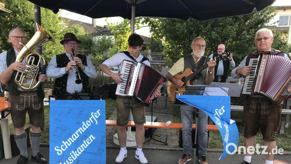 Die Schnarndorfer Musikanten spielten zum Abschluss mit Simon Hefner und Peter Seidl zünftig auf. Im Hintergrund ist Stefan Thuman, der ebenfalls überzeugte. Bild: mma