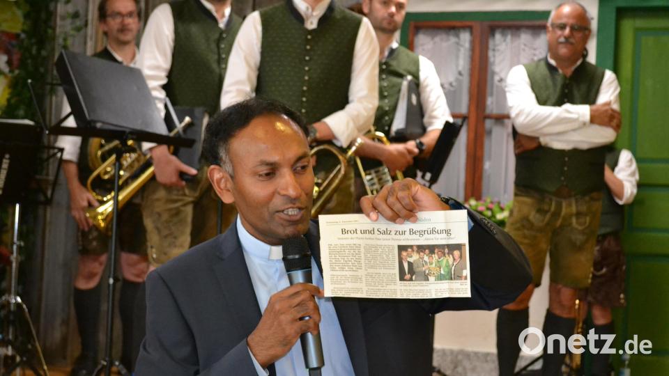 Pfarrer Jaison Thomas ergriff selbst noch einmal das Wort und erinnerte mit dem Zeitungsartikel an seinen Dienstantritt in der Pirker Pfarrei. Bild: kki