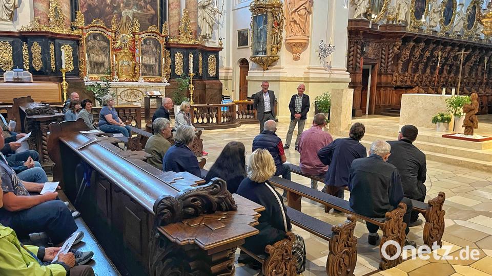 Bei einem Künstlergespräch am Montag in der Basilika stellte Andreas Kuhnlein sich und seine Arbeit vor. Bild: Ferdinand Sperber/exb
