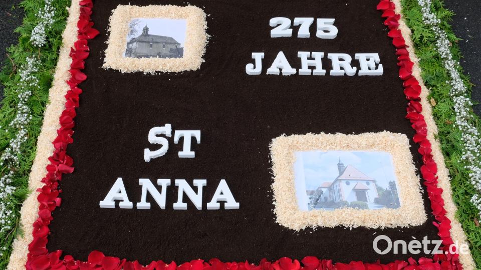 Kunstvoll gestaltet haben Vorbacher Frauen einen Blumenteppiche vor St. Anna. Bild: do