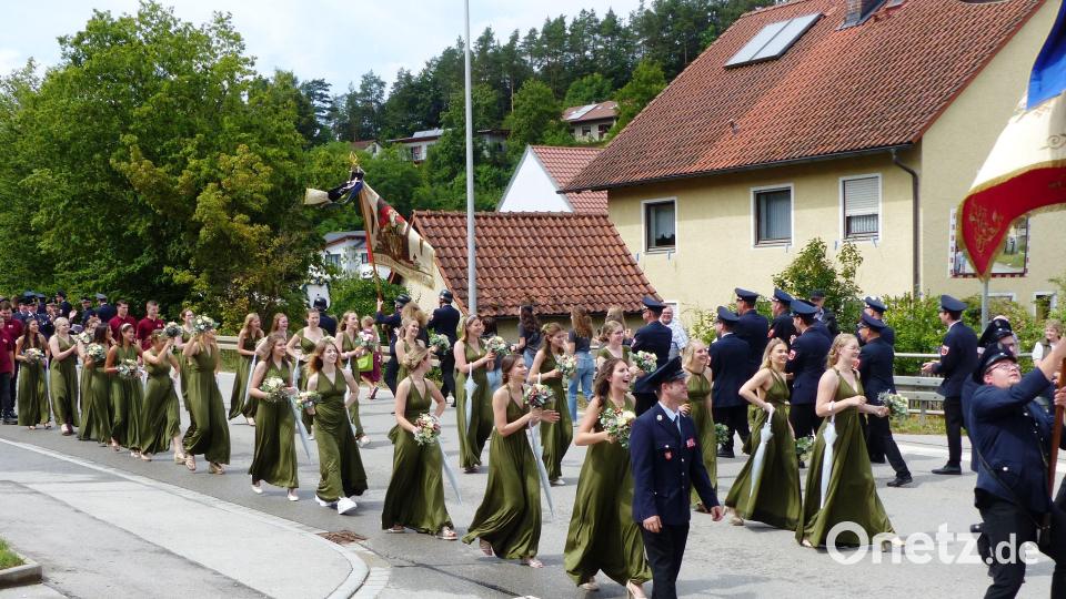 Auch die Patenwehr aus Lauterhofen mit ihren Festdamen erfreute die zahlreichen Zuschauer, Bild: jp