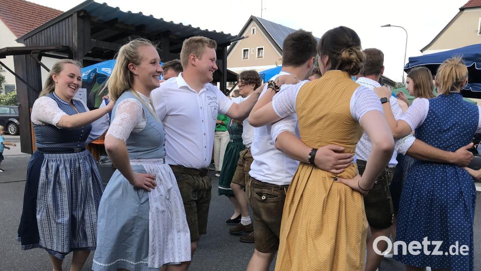 Viel Spaß hatten auch die acht Köferinger Kirwapaare bei ihren Darbietungen. Bild: mma