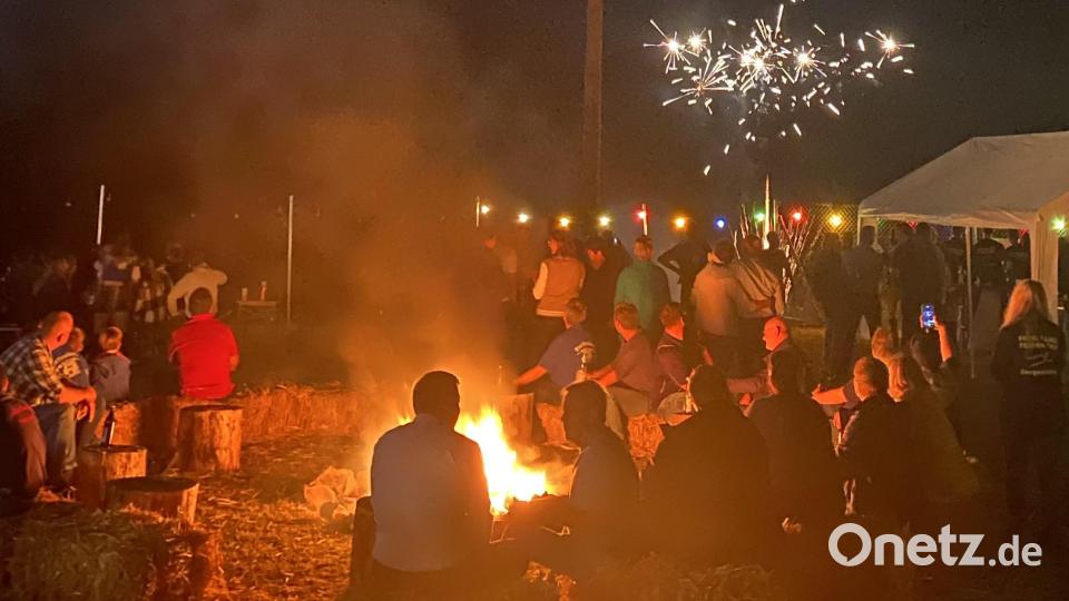 Ein Highlight des Fronhofer Dorffests ist das Feuerwerk, das auch viele Besucher vom Lagerfeuer aus verfolgen. Bild: am
