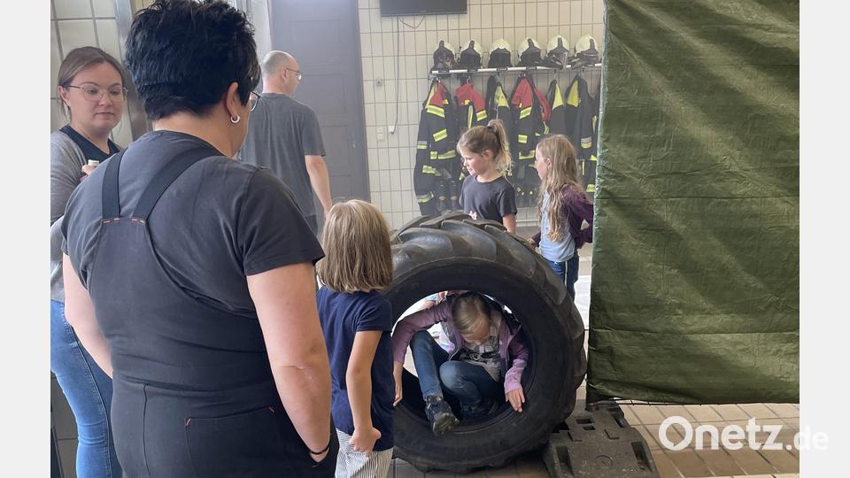 Beim Ferienprogramm der Gemeinde Ebnath mussten an verschiedenen Stationen Rätsel gelöst werden. Bild: Josef Söllner/exb