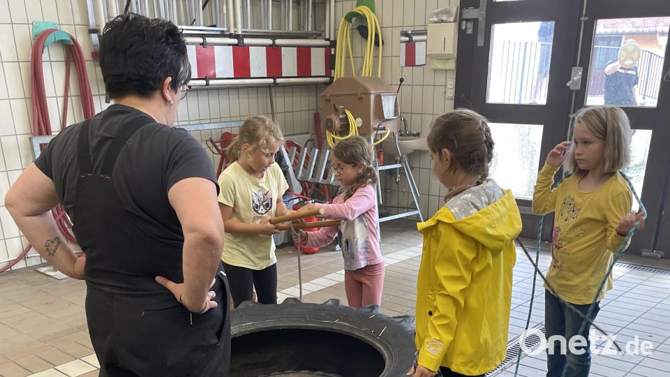 Beim Ferienprogramm der Gemeinde Ebnath mussten an verschiedenen Stationen Rätsel gelöst werden. Bild: Josef Söllner/exb