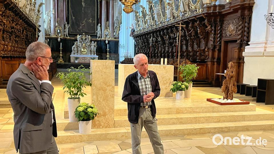 Künstler Andreas Kuhnlein (rechts) und Stadtpfarrer Dr. Thomas Vogl. Rechts die Arbeit &quot;Tragen und getragen werden&quot;. Bild: Ferdinand Sperber/exb