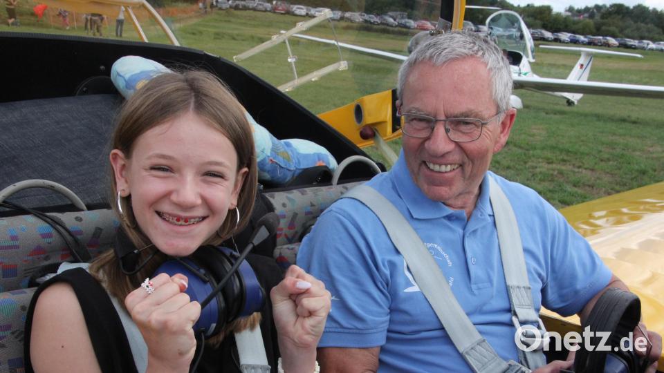 Valeria Voloshchuk fieberte mit festem Daumenhalten ihrem ersten Flug entgegen. Rechts im Bild ist Pilot Hans Fischer. Bild: kro