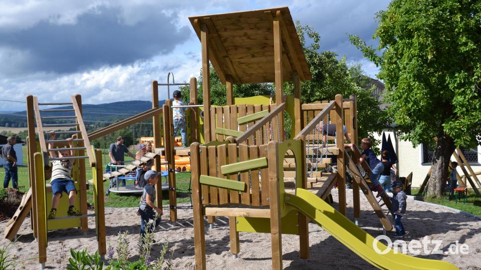 Die Buben und Mädchen probieren beim Spielplatzfest in Heumaden gleich den neuen Kletterturm aus. Bild: gi