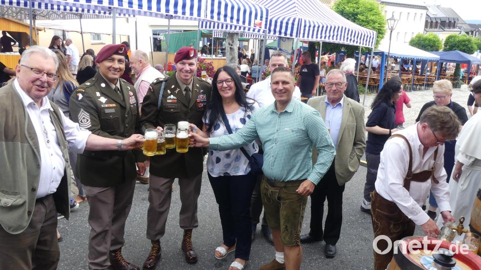 Auf das Gelingen des Bürgerfests stoßen an: (von links) dritter Bürgermeister Udo Müller, Command Sergeant Major Rudy Alvarado, Oberstleutnant John Staelheli und Bürgermeister Marcus Gradl. Bild: rn