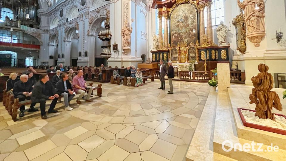 Die Arbeit &quot;Tragen und getragen werden&quot; (rechts) ist aktuell in der Basilika Waldsassen zu sehen. Künstler Andreas Kuhnlein stellte sich und seine Arbeit am Montag vor. Bild: Ferdinand Sperber/exb