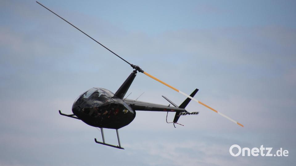 Viele nutzten auch Rundfluge mit dem Hubschrauber, der teils spektakuläre Kurven flog. Bild: kro