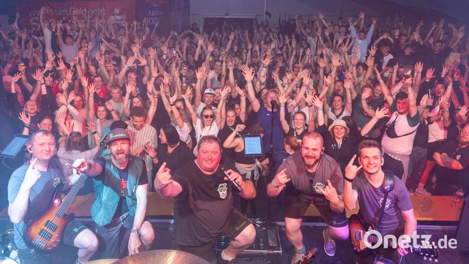 Volles Zelt und Bombenstimmung am Freitag. Die "Urwaidler" haben das Publikum voll im Griff. Bild: Guenter Uschold