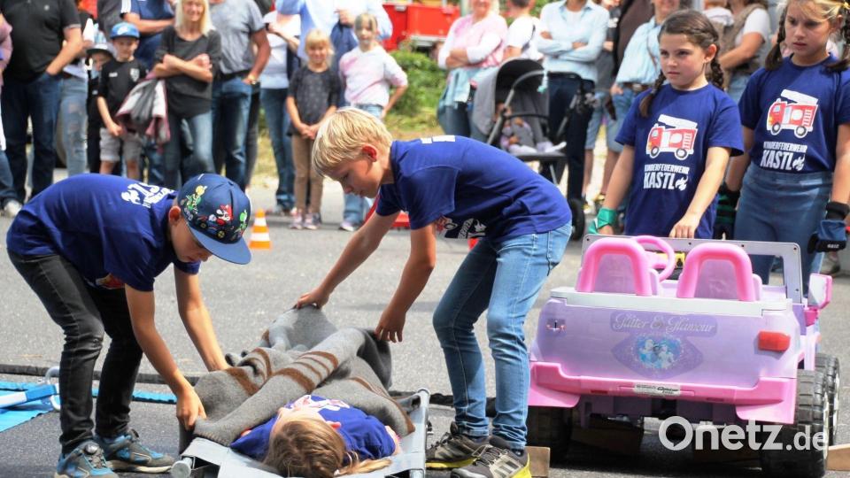Die Jugendfeuerwehr Kastl demonstriert die Technische Hilfeleistung, wie sie nach einem Verkehrsunfall anläuft Bild: jp