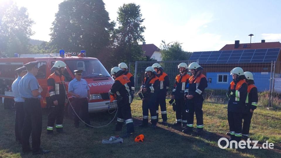 Die Aktiven der Feuerwehr gehen konzentriert an die Arbeit. Bild: pi