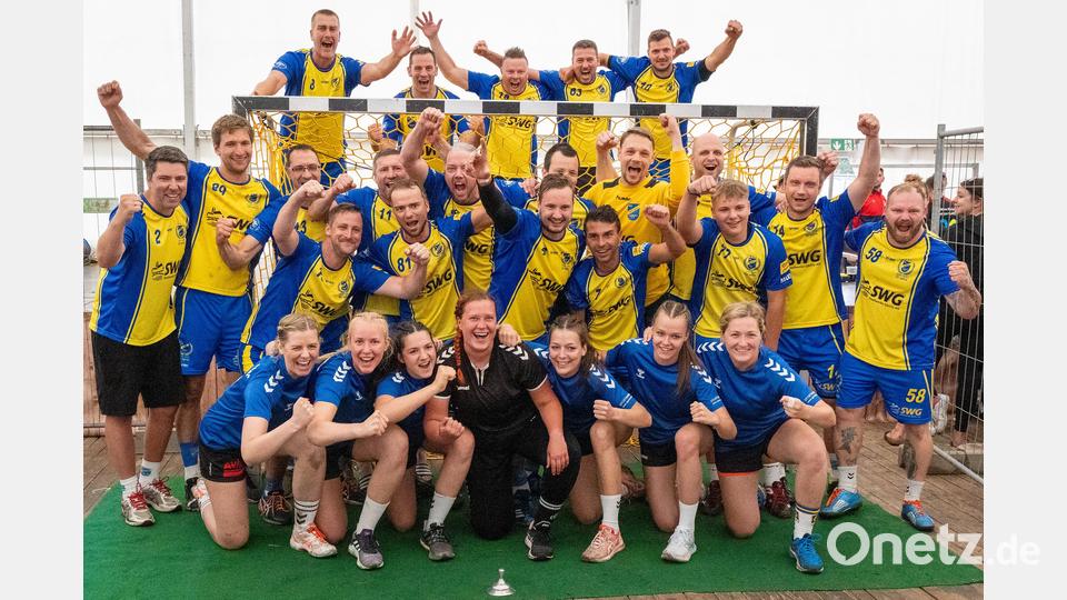 Die beiden Siegerteams aus Görlitz (Herren) und Sulzbach (Damen). Bild: Guenter Uschold