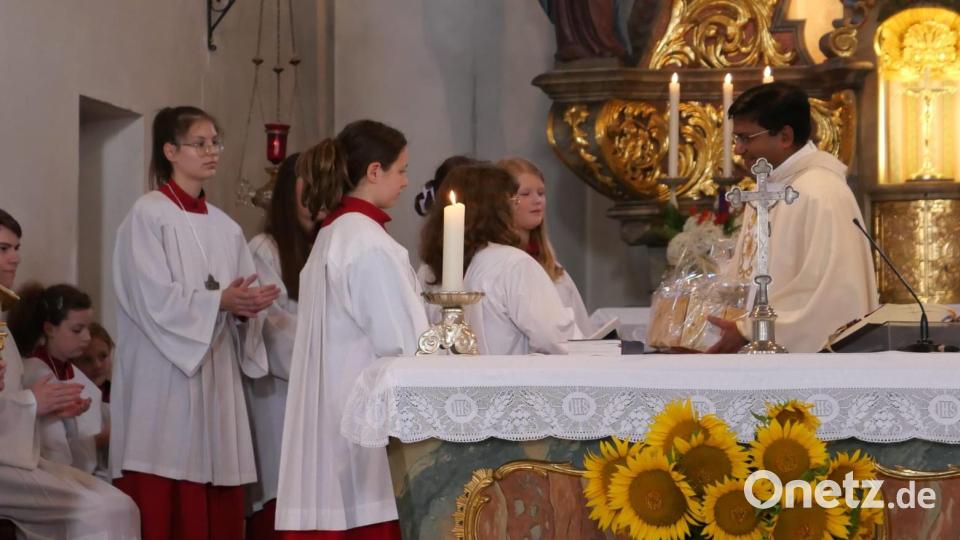 Verabschiedung Pfarrer Pater Antony D´Cruz. Die Minis übergeben ein Geschenk. Bild: Dobler/exb