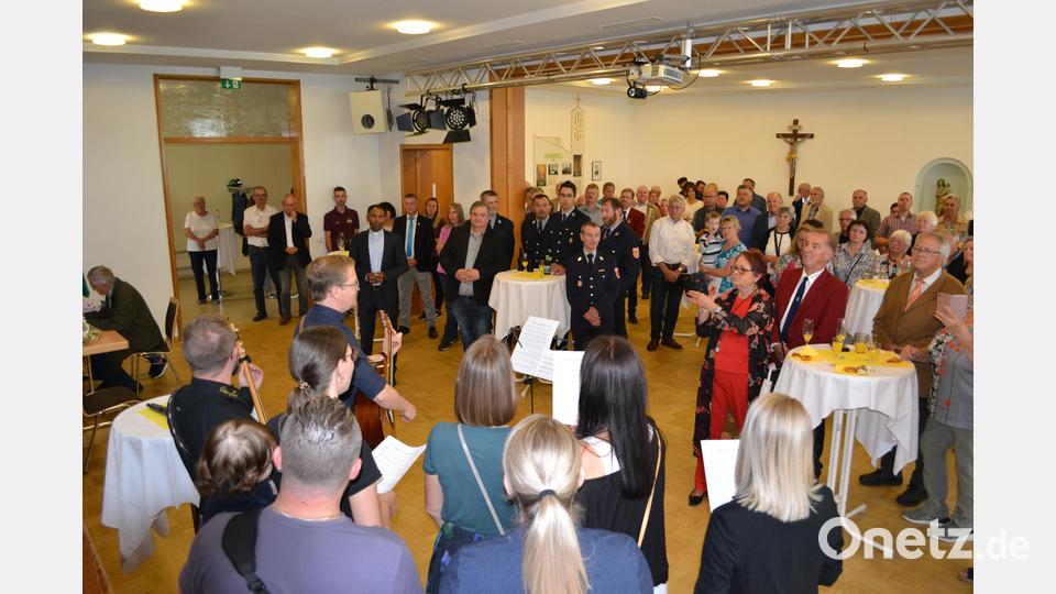 Die Pirker Kirchenband GloryUs verabschiedete sich mit dem Lied &quot;Mögen Engel dich begleiten&quot; von Pfarrer Jaison Thomas und bot ihre Dienste auch in seiner neuen Heimat an. Bild: kki