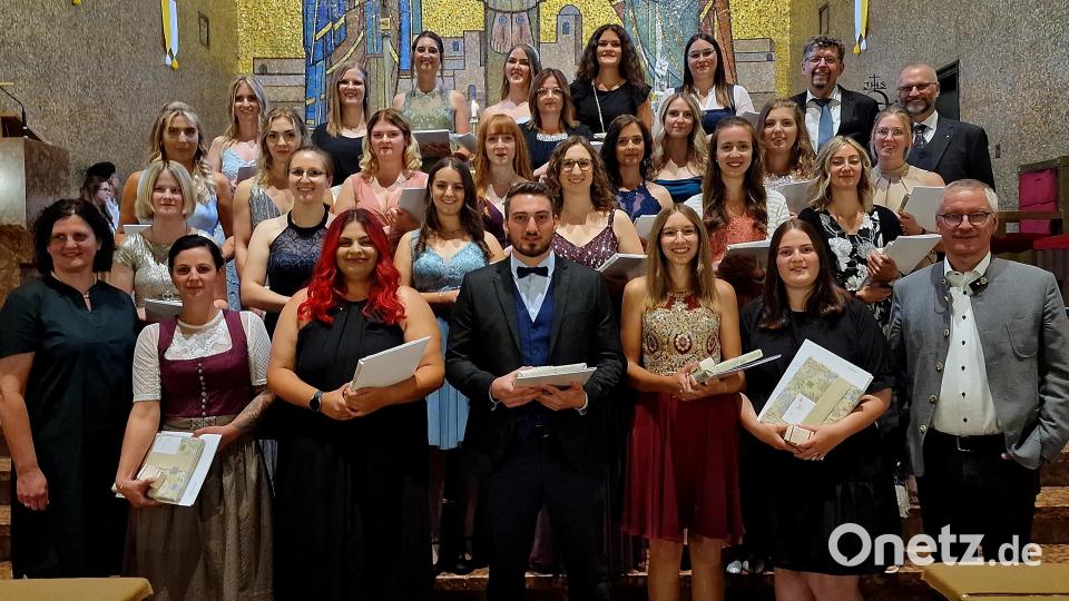 Bereit für den Start ins Berufsleben: die frischgebackenen Erzieherinnen und Erzieher der Caritas Fachakademie für Sozialpädagogik in Weiden. Bild: R. Kreuzer