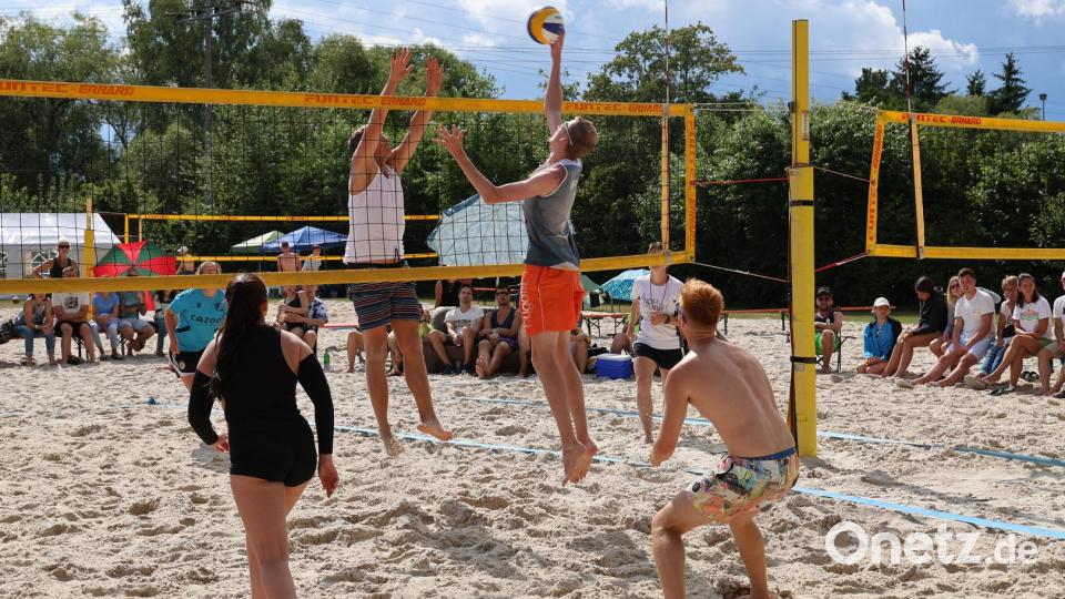 Grafenwöhrer Derby im Fun Cup-Finale: Die &quot;Sandsäcke&quot; (vorne) trafen auf die &quot;Pop-Up Blocker&quot;. Bild: Michael Klement