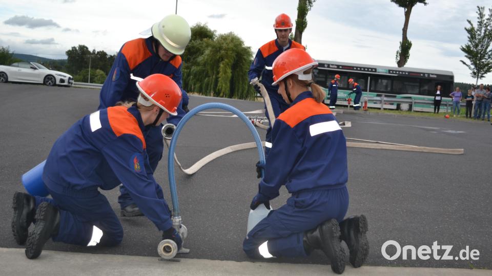 Jeder Handgriff muss sitzen, damit der Löschaufbau mit Schaum am Ende funktioniert. Bild: kki