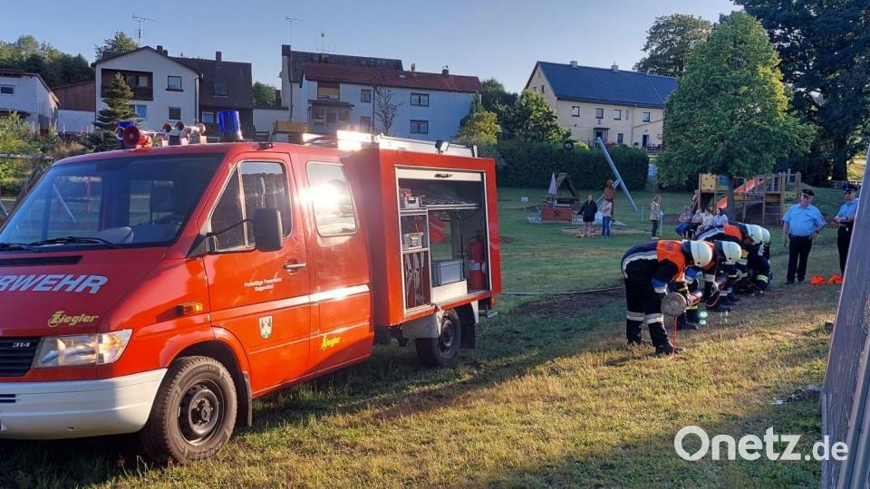 Die Aktiven der Feuerwehr gehen konzentriert an die Arbeit. Bild: pi