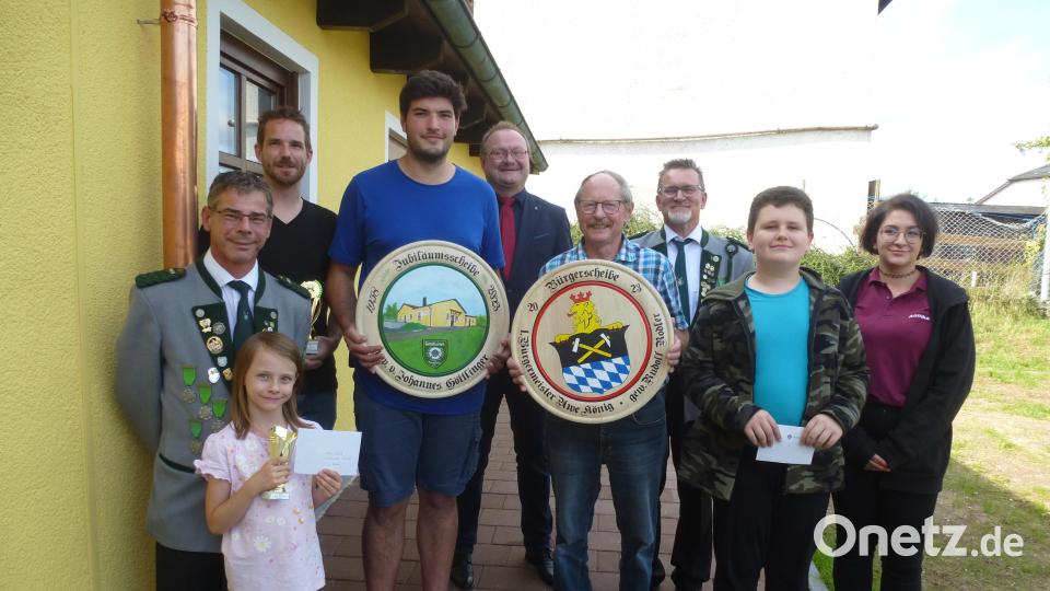 Die Scheiben- und Pokalgewinner beim Bürger- und Jubiläumsschießens. Vorn links das achtjährige Nachwuchstalent Rebecca Ertl mit Vater Christian. Ihnen gratulieren Bürgermeister Uwe König und Schützenmeister Manfred Rauscher (hintere Reihe). Bild: bk