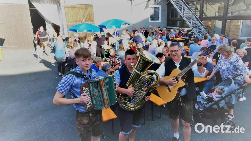Musiklehrer Stefan Karl unterstützt das Duo &quot;Steirisch Blech&quot; mit Simon Maier aus Eslarn (Steirische Harmonika) und Johannes Spießl aus Schönsee (Tuba). Bild: gz