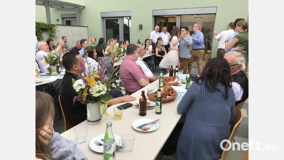Sogar Martin Schüßler (hinten neben Bürgermeister Bernhard Lindner) kam aus München ins Buchhaus zum gemütlichen Ausklang des Besuchs aus der Ukraine. Bild: mma