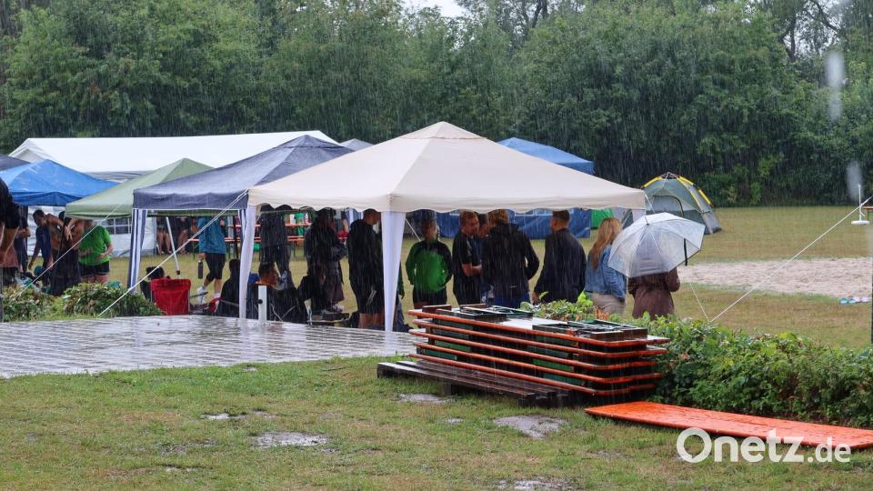 Bei strömendem Regen trockneten sich die Spieler in den Pausen im Zelt und unter Pavillons. Bild: Michael Klement