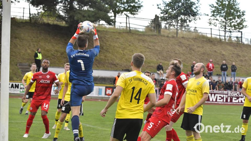Hahnbachs Keeper Jakob Wismet zeichnete sich einige Male in der Schlussphase aus und verhinderte eine höhere Niederlage. Bild: Hubert Ziegler