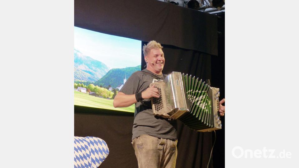 Da Bobbe als gstandner Bayer- mit Lederhosn und Quetschn- und als satirischer Vorstand der Facklberger Feuerwehr Bild: jp