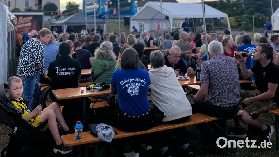Rund 450 Gäste lassen es sich auf dem Dorffest in Fronhof gut gehen. Bild: Anna Schmidl/exb