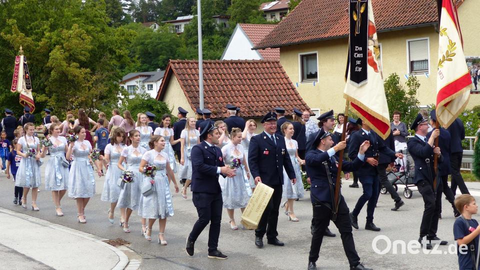 Ein großartiges Bild bilden die Jubelwehren aus Kastl und Pfaffenhofen mit ihren Festdamen. Bild: jp