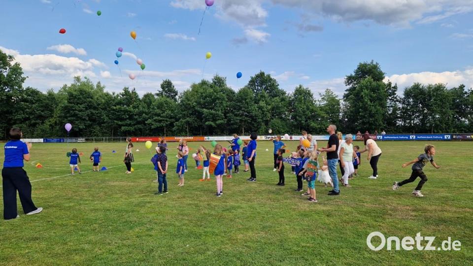 Kinder lassen die Luftballons steigen. Bild: FC Kaltenbrunn